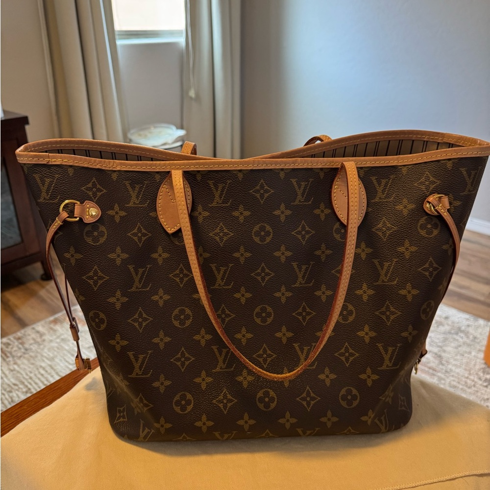 Louie Vuitton Neverful MM in Beige.